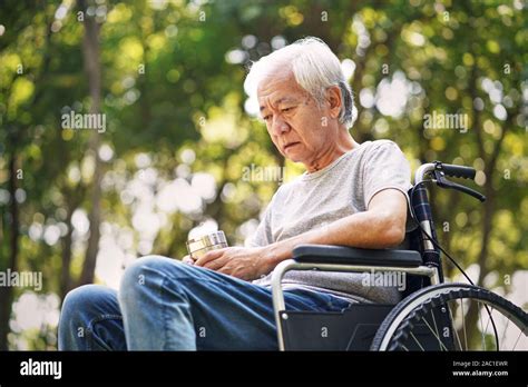 Persona anziana che utilizza una sedia a rotelle pieghevole