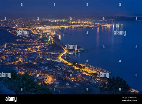 Vista panoramica di Trieste con il mare