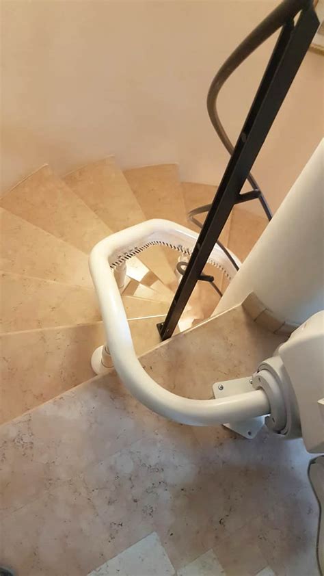 Diagramma di un montascale curvilineo su una scala a chiocciola