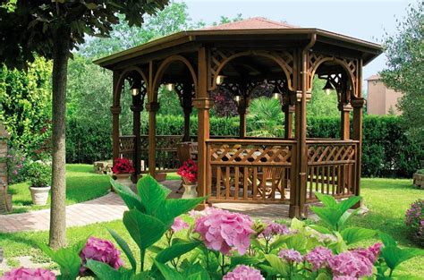 giardino curato con gazebo per anziani