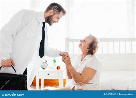 Medico di medicina generale che visita un paziente anziano