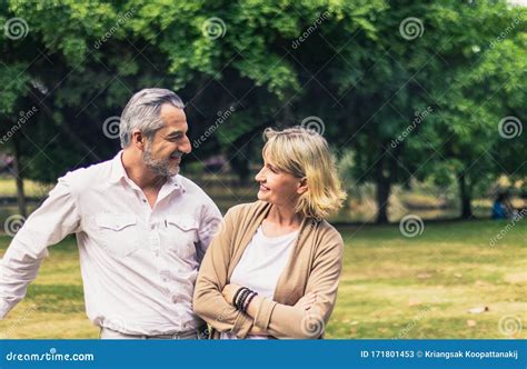 Coppia di anziani sorridenti in un parco