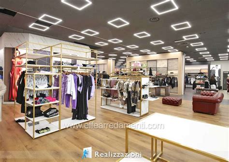 Interno di un negozio di abbigliamento con commessa