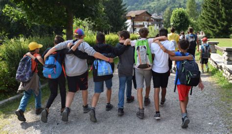 Giovani volontari impegnati in attività sociali