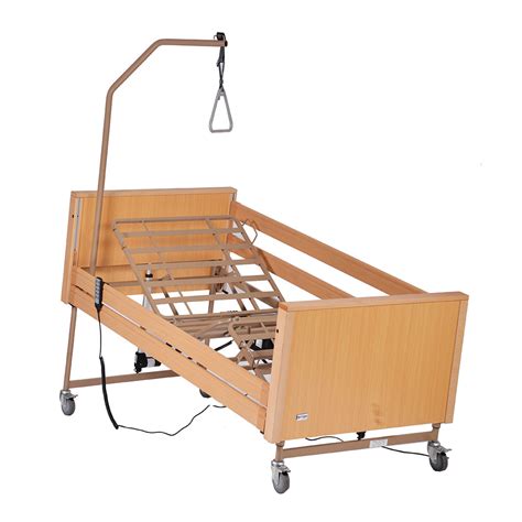 Persona anziana che utilizza il telecomando per regolare un letto ortopedico elettrico