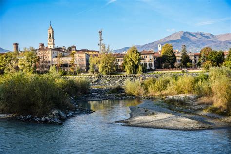 Vista aerea della città industriale di Ivrea con la Fascia dei Servizi Sociali in primo piano