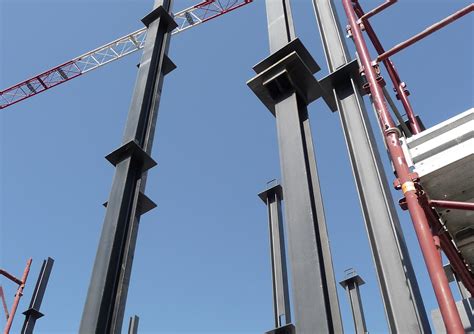 Dettaglio della struttura a pilastri esagonali della Fascia dei Servizi Sociali