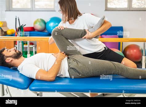 Fisioterapista che guida un paziente in un esercizio di riabilitazione