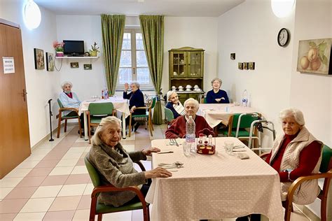 Comunità alloggio con persone anziane e assistenti