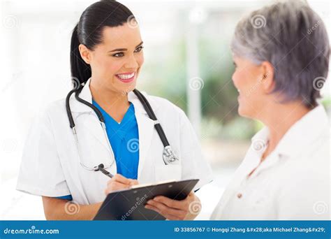 Medico che parla con un infermiere