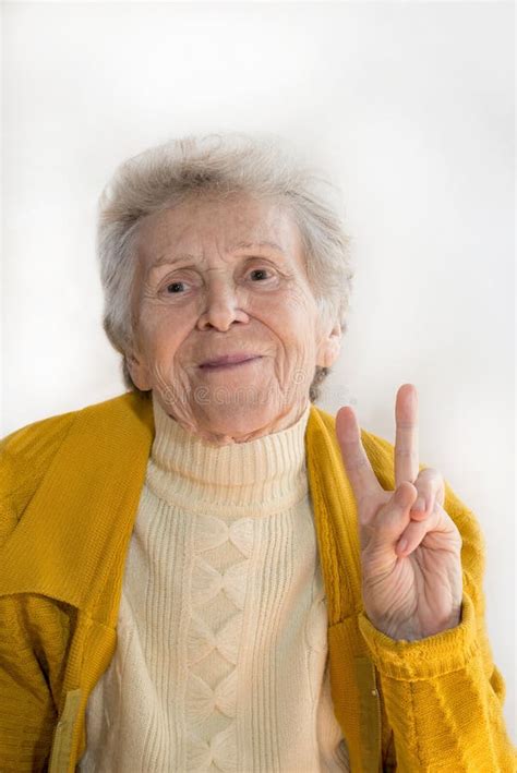 Ritratto stilizzato di una donna anziana sorridente