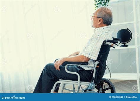 Anziano su sedia a rotelle in un ambiente domestico