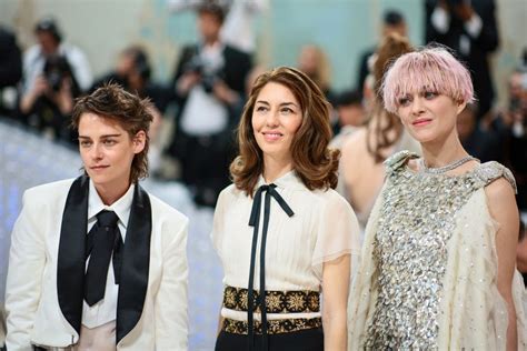 Due giovani protagoniste in primo piano, una con un look audace e l'altra più composta