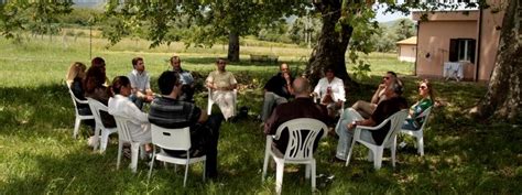 ragazzo in una stanza di comunità terapeutica