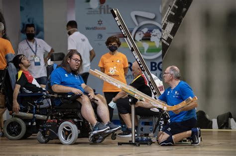 Atleti che giocano a boccia paralimpica in palestra