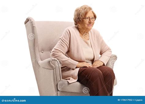 Persona anziana seduta comodamente su una carrozzina