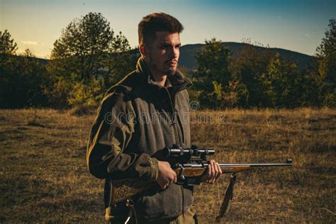 Cacciatore con fucile in mano