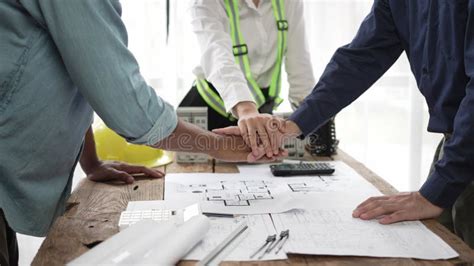 Lavoratore anziano che stringe la mano a un giovane lavoratore