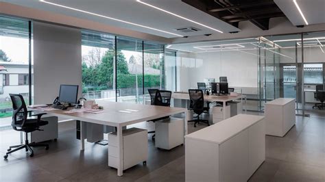 Personale amministrativo che lavora in un ufficio pubblico