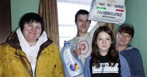 famiglia che riceve aiuto economico