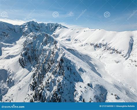 Panorama islandese con montagne innevate e un fiordo