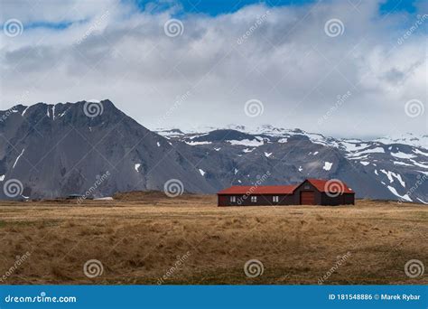 Foto di una tipica pensione islandese in un paesaggio rurale
