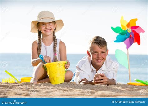 Bambini che giocano sulla spiaggia con secchiello e paletta