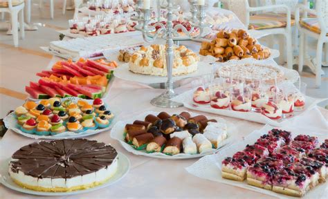 Interno di un ristorante d'hotel con buffet di dolci