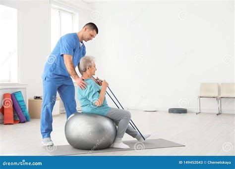 Paziente anziano in riabilitazione con fisioterapista