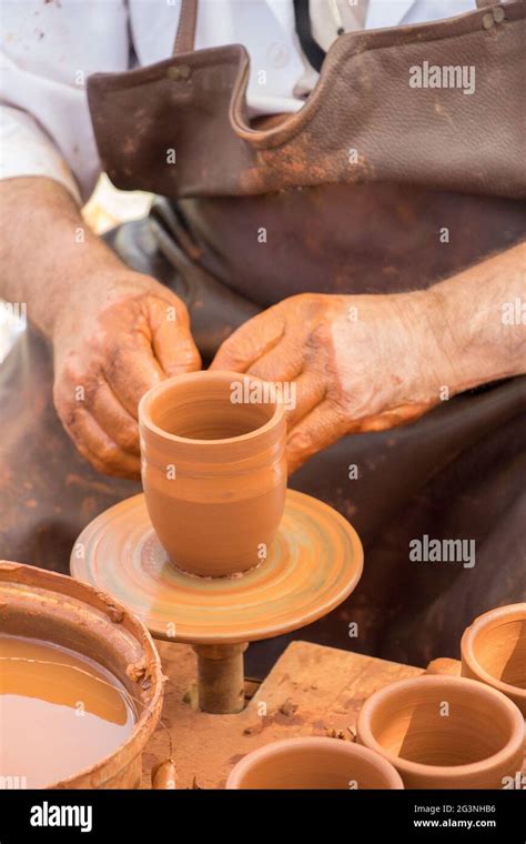 anziani che modellano l'argilla