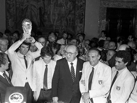 Foto di Sandro Pertini con la Coppa del Mondo