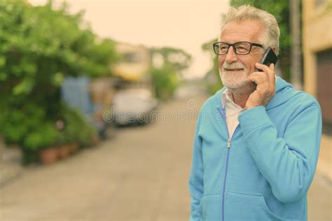 anziano che parla al telefono