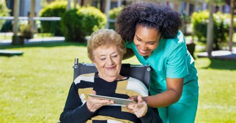 Anziana che parla con la sua badante