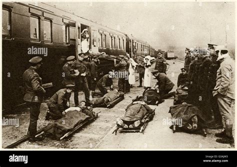Soldati feriti in una stazione di medicazione