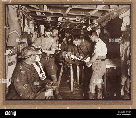 Soldati australiani in una stazione di medicazione vicino a Ypres, 1917