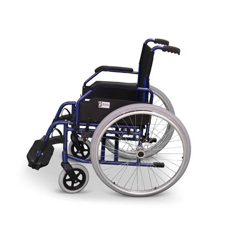 Primo piano delle ruote posteriori di una carrozzina ad autospinta con corrimano