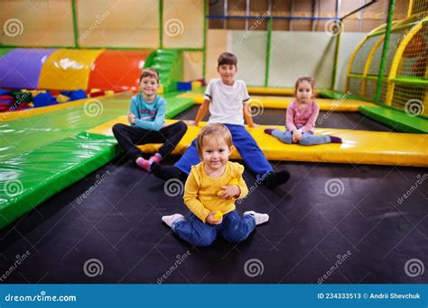 bambini che giocano in un centro di riabilitazione