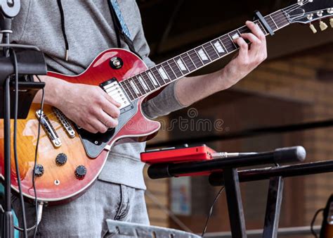 Chitarrista che esegue arpeggi