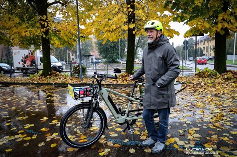 Persona che pedala in un ambiente urbano
