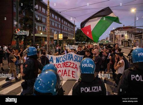 Un gruppo di rider che manifesta con striscioni