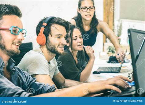 Giovani artisti che lavorano in uno studio