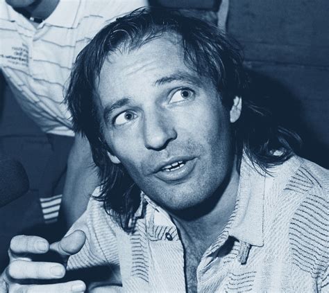 Vasco Rossi giovane al microfono