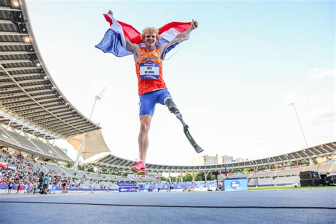 Studenti che intervistano atleti paralimpici
