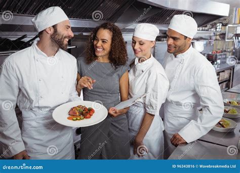 Personale della comunità che interagisce con gli ospiti