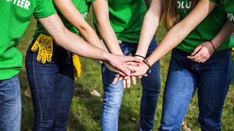 Gruppo di giovani che partecipano ad un'attività di volontariato