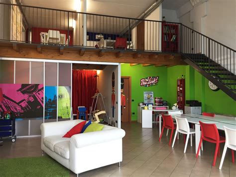 Illustrazione di un centro giovanile con diverse attività in corso