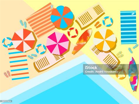 Piscina di un villaggio turistico con lettini e ombrelloni