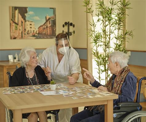 Anziani che partecipano a un'attività ricreativa in un centro diurno