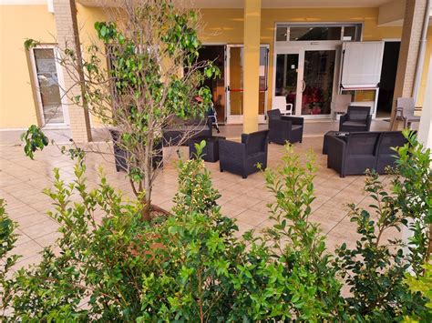 Giardino curato di una residenza per anziani