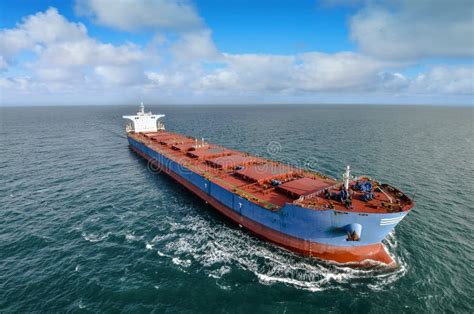 Immagine di una nave con ispettori a bordo